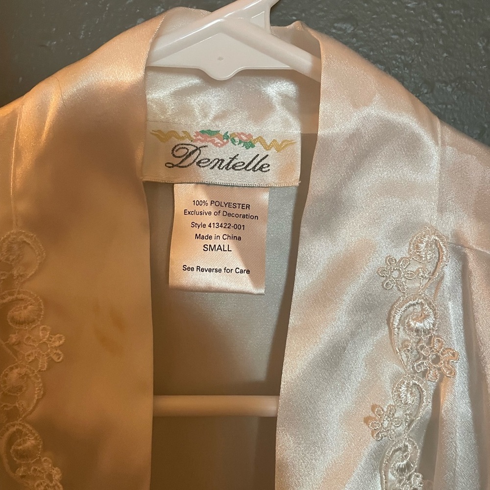 Dentelle Vintage White Satin Robe W/ Lace Accents - image 3